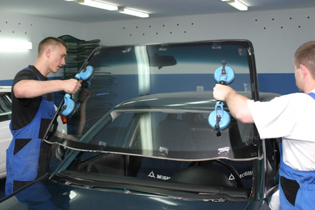 Как самостоятельно заменить лобовое стекло на авто